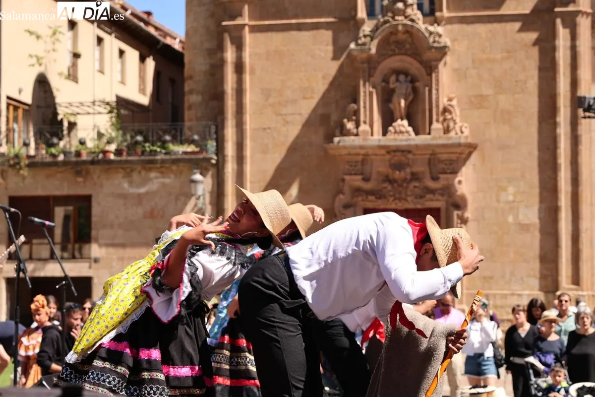 Los ritmos y bailes tradicionales de Colombia conquistan la Plaza de Anaya  | FOTOS: David Sañudo 