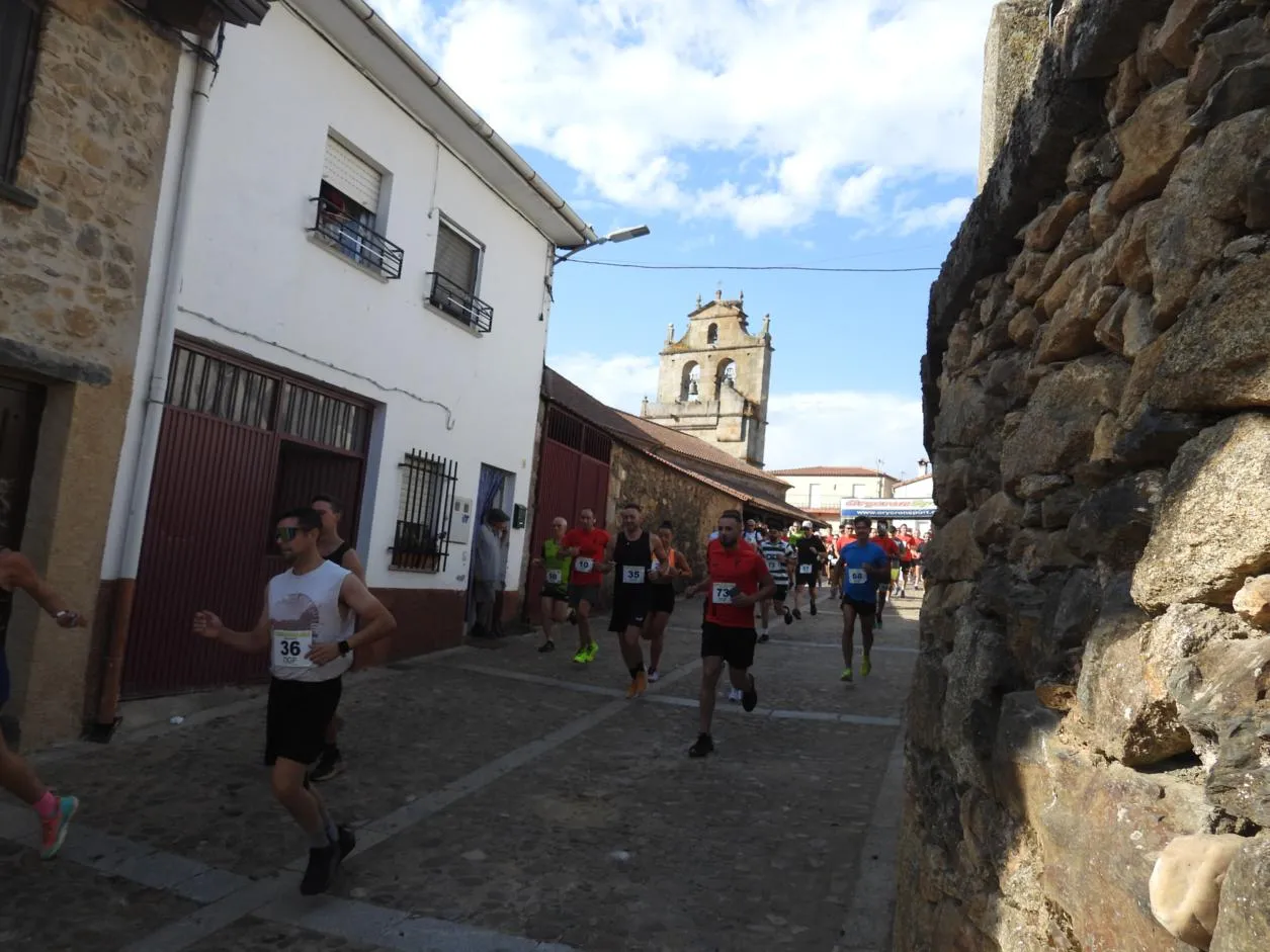 Foto 9 - &Aacute;lvaro Ca&ntilde;o y Cristina Rodr&iacute;guez se coronan en la II Carrera Popular de El Cabaco