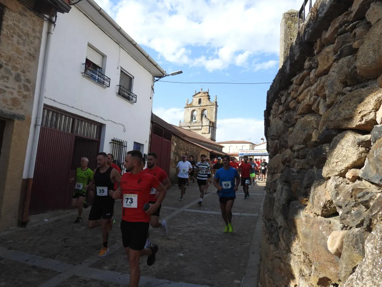 Foto 10 - &Aacute;lvaro Ca&ntilde;o y Cristina Rodr&iacute;guez se coronan en la II Carrera Popular de El Cabaco