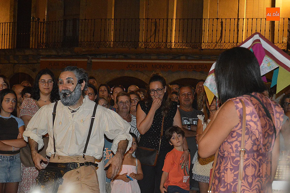 Foto 2 - El patrimonio de Ciudad Rodrigo brilla con la visita tur&iacute;stica teatralizada 