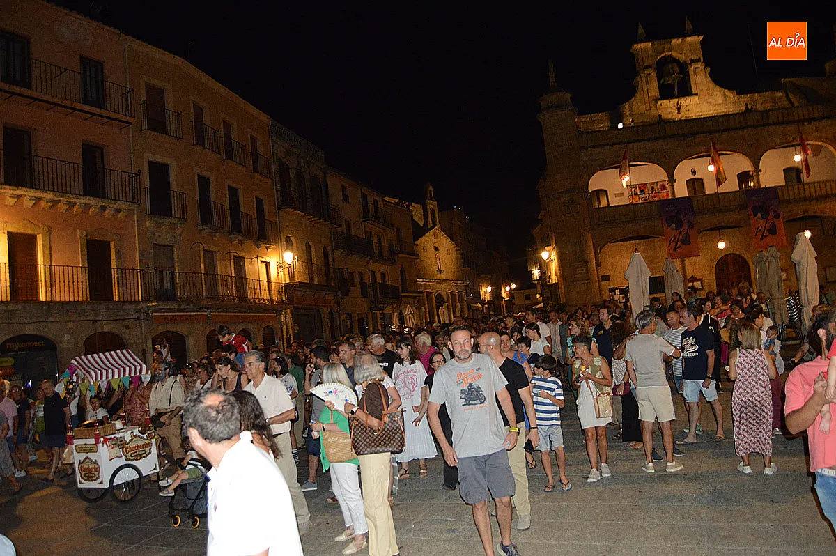 Foto 4 - El patrimonio de Ciudad Rodrigo brilla con la visita tur&iacute;stica teatralizada 