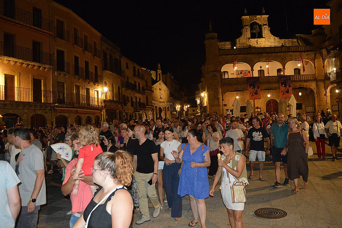 Foto 6 - El patrimonio de Ciudad Rodrigo brilla con la visita tur&iacute;stica teatralizada 