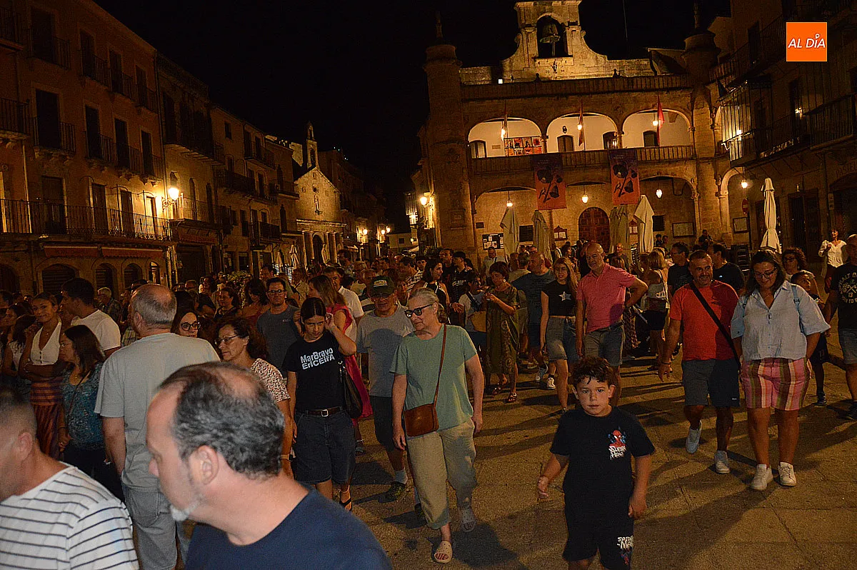 Foto 8 - El patrimonio de Ciudad Rodrigo brilla con la visita tur&iacute;stica teatralizada 