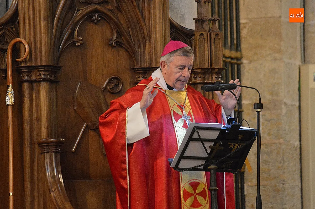 Foto 2 - El obispo Jos&eacute; Luis Retana oficializa el nuevo liderazgo de dos cofrad&iacute;as de Semana Santa