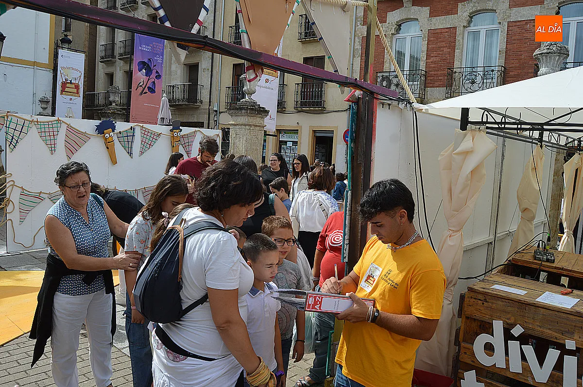 Foto 12 - La Plazuela del Buen Alcalde vuelve a llenarse de ni&ntilde;os con el Divierteatro