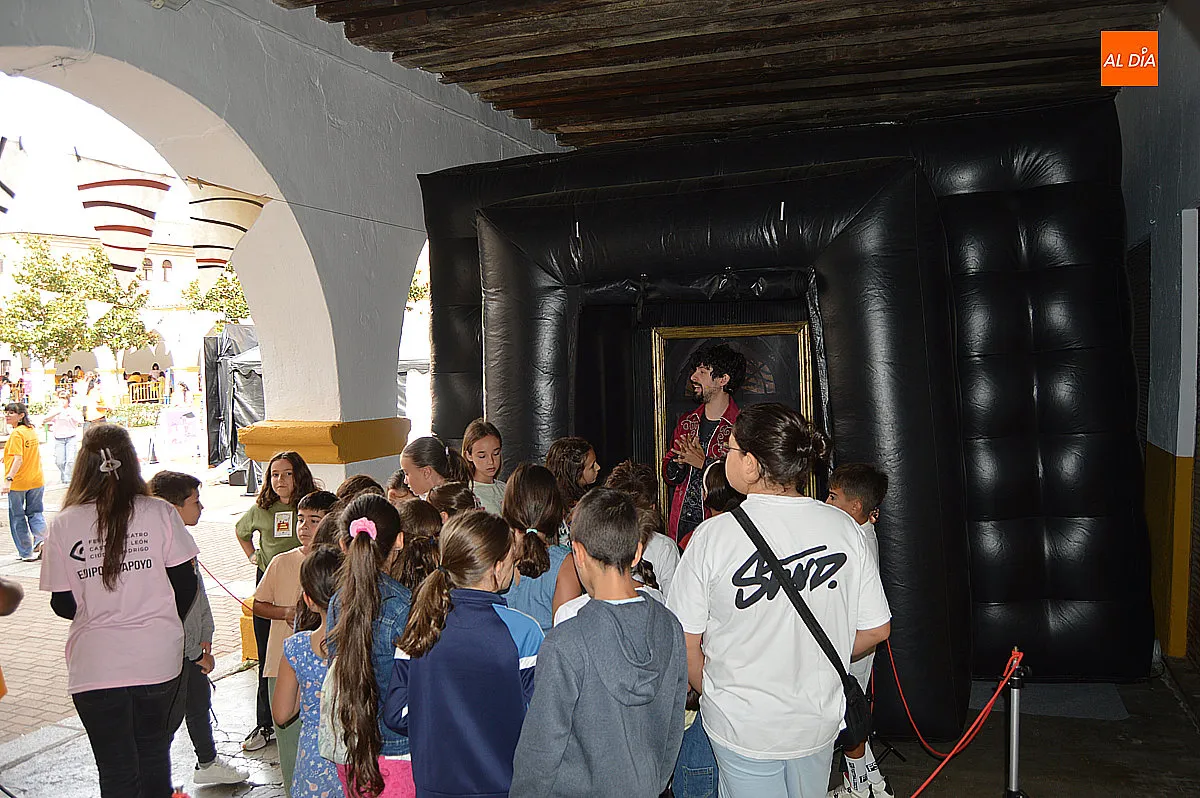 Foto 3 - La Plazuela del Buen Alcalde vuelve a llenarse de ni&ntilde;os con el Divierteatro