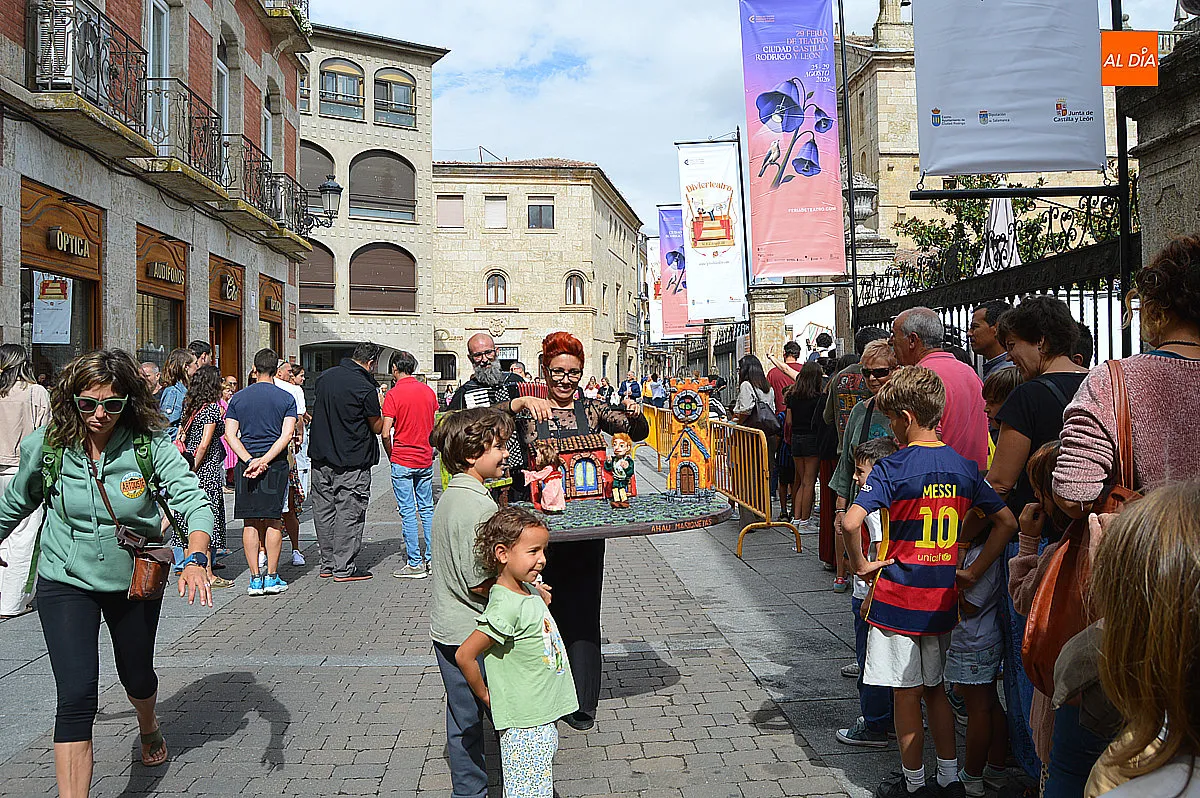 Foto 2 - La Plazuela del Buen Alcalde vuelve a llenarse de ni&ntilde;os con el Divierteatro
