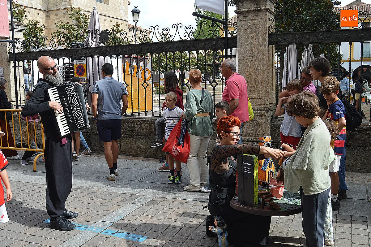 Foto 7 - La Plazuela del Buen Alcalde vuelve a llenarse de ni&ntilde;os con el Divierteatro