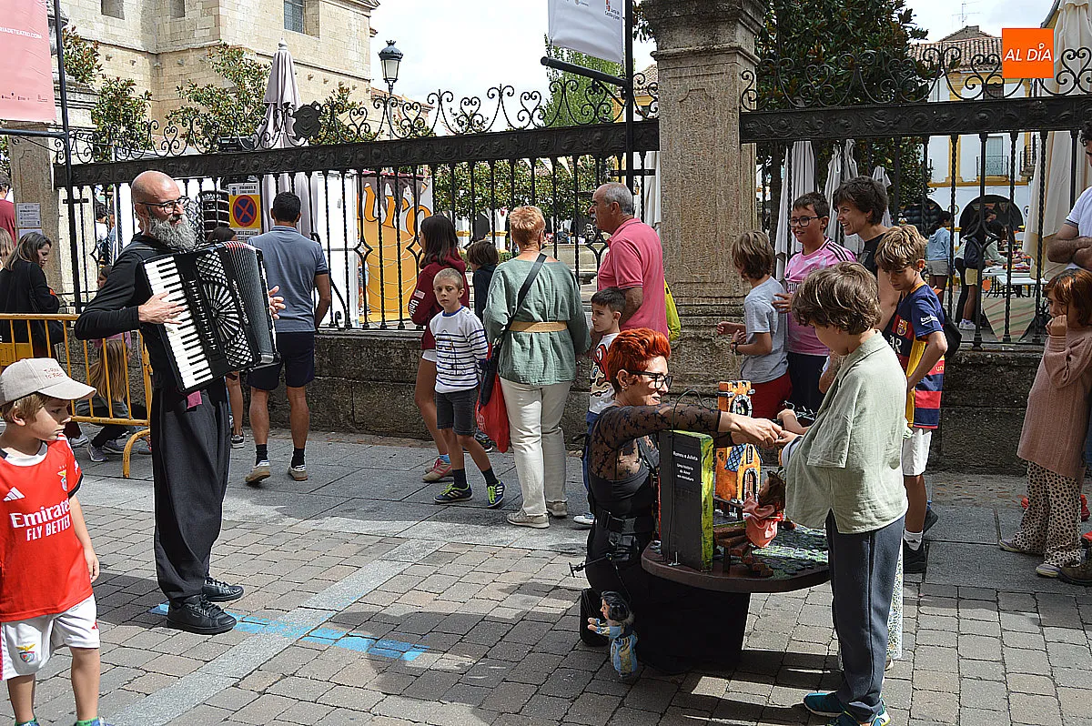Foto 8 - La Plazuela del Buen Alcalde vuelve a llenarse de ni&ntilde;os con el Divierteatro