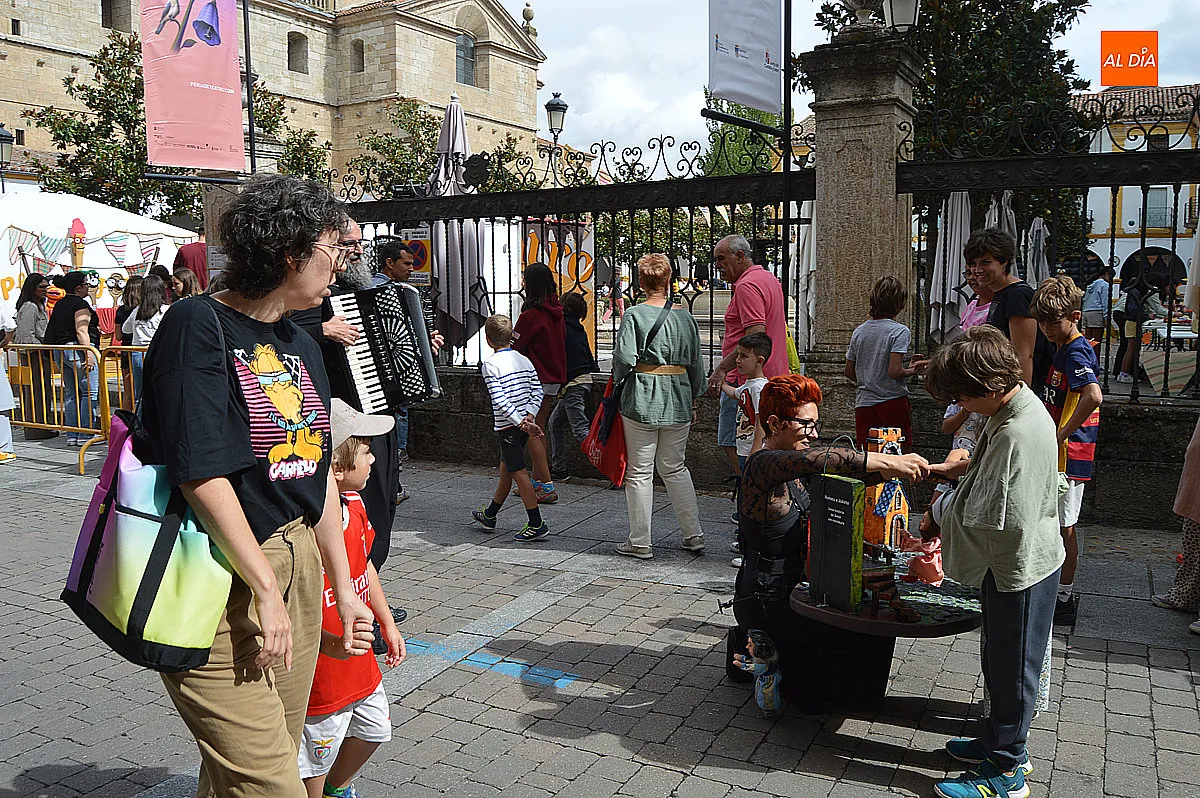 Foto 9 - La Plazuela del Buen Alcalde vuelve a llenarse de ni&ntilde;os con el Divierteatro