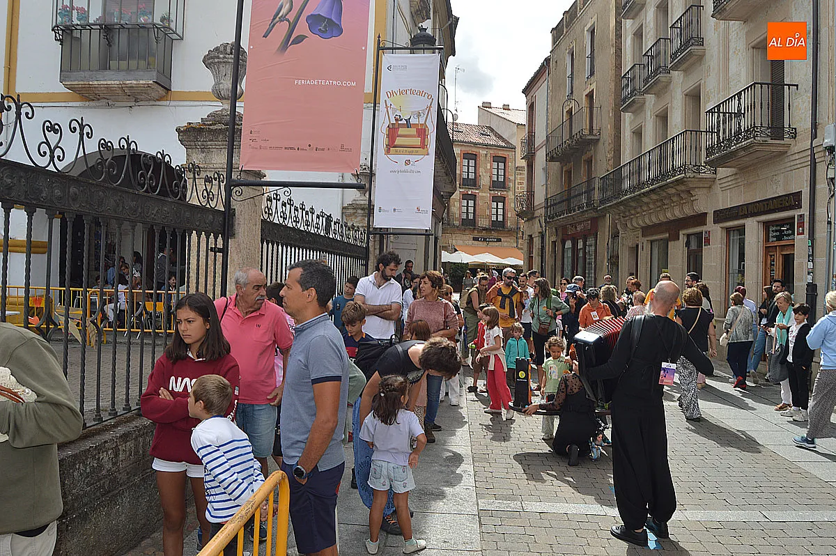 Foto 10 - La Plazuela del Buen Alcalde vuelve a llenarse de ni&ntilde;os con el Divierteatro