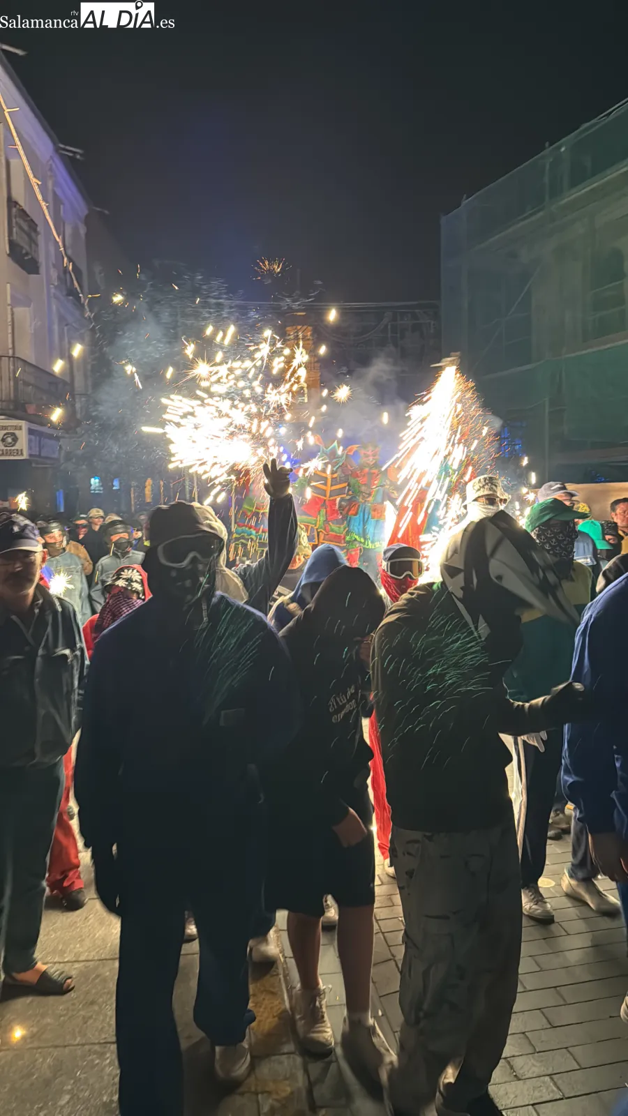 Foto 6 - Una multitudinaria noche de fuego y p&oacute;lvora pone el broche a las Ferias y Fiestas 2026