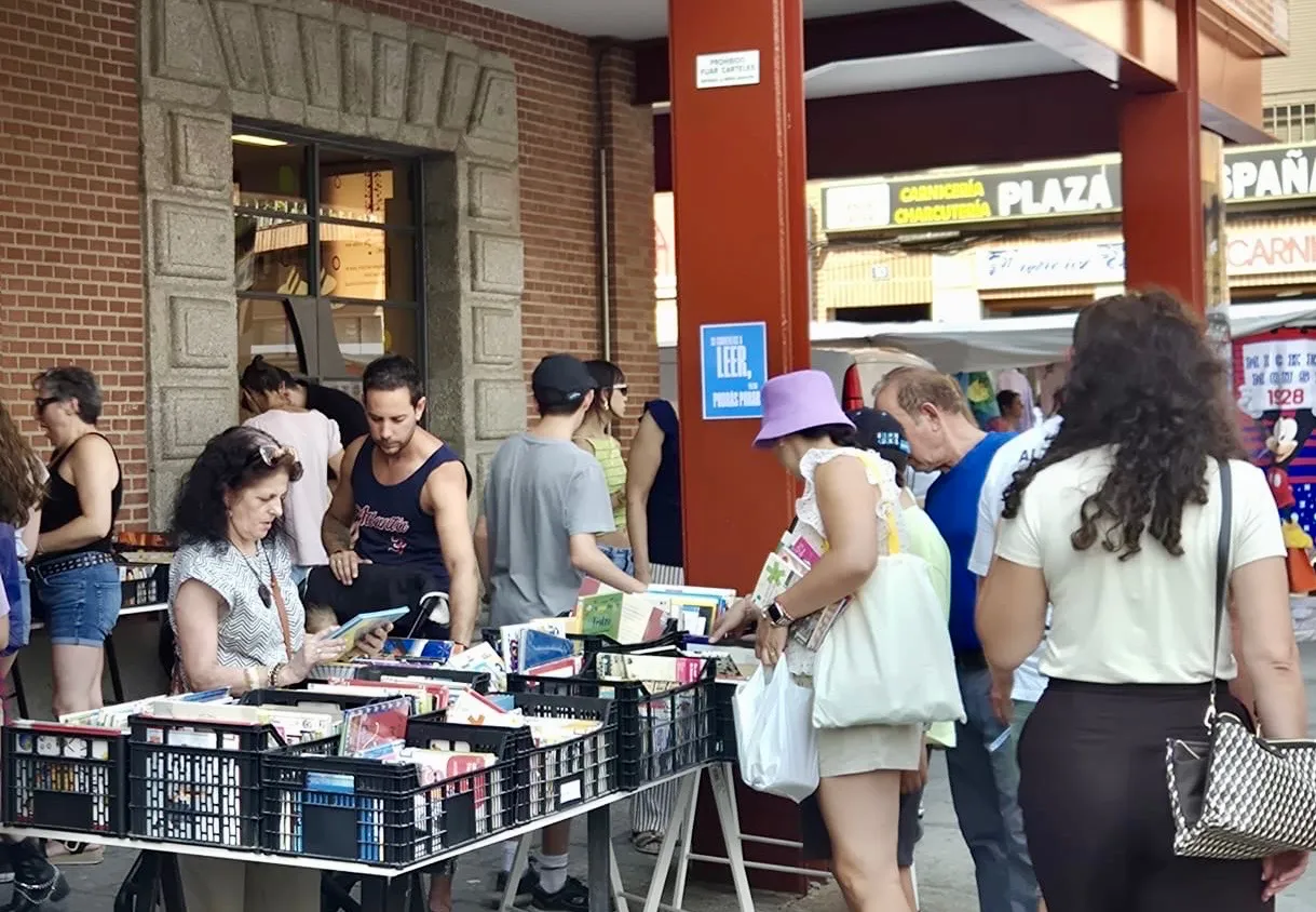 Foto 3 - El Mercadillo de Libros Olvidados vuelve un a&ntilde;o m&aacute;s multitudinario en la previa de las fiestas