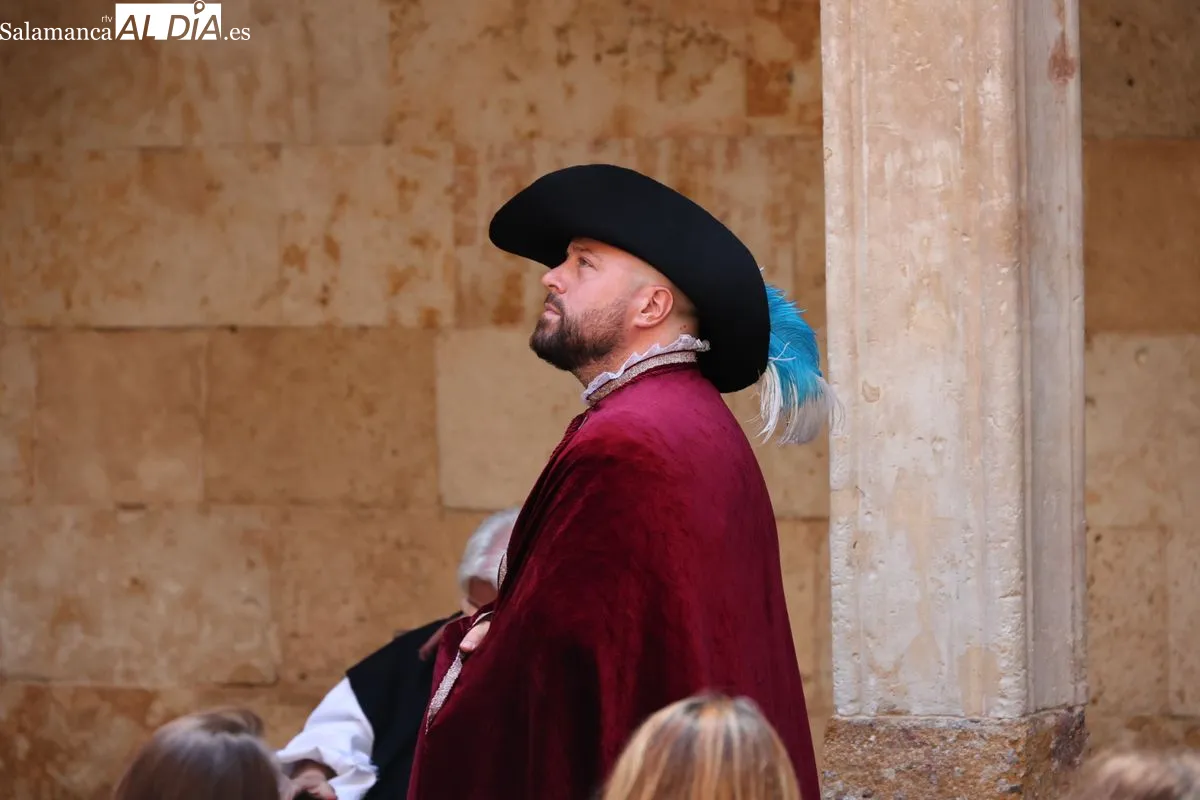 El legado humanista de Francisco de Vitoria revive con Etón Teatro en el patio de las Conchas. Foto de David Sañudo