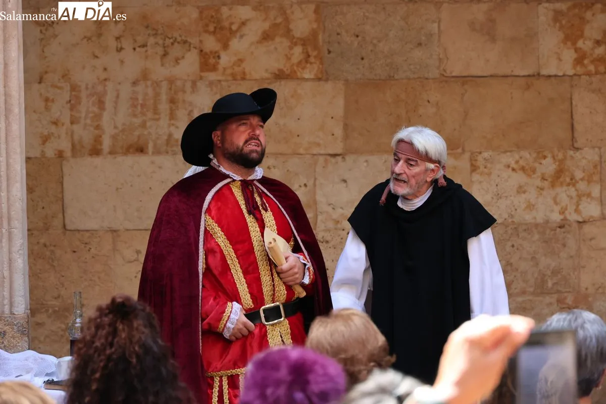 El legado humanista de Francisco de Vitoria revive con Etón Teatro en el patio de las Conchas. Foto de David Sañudo