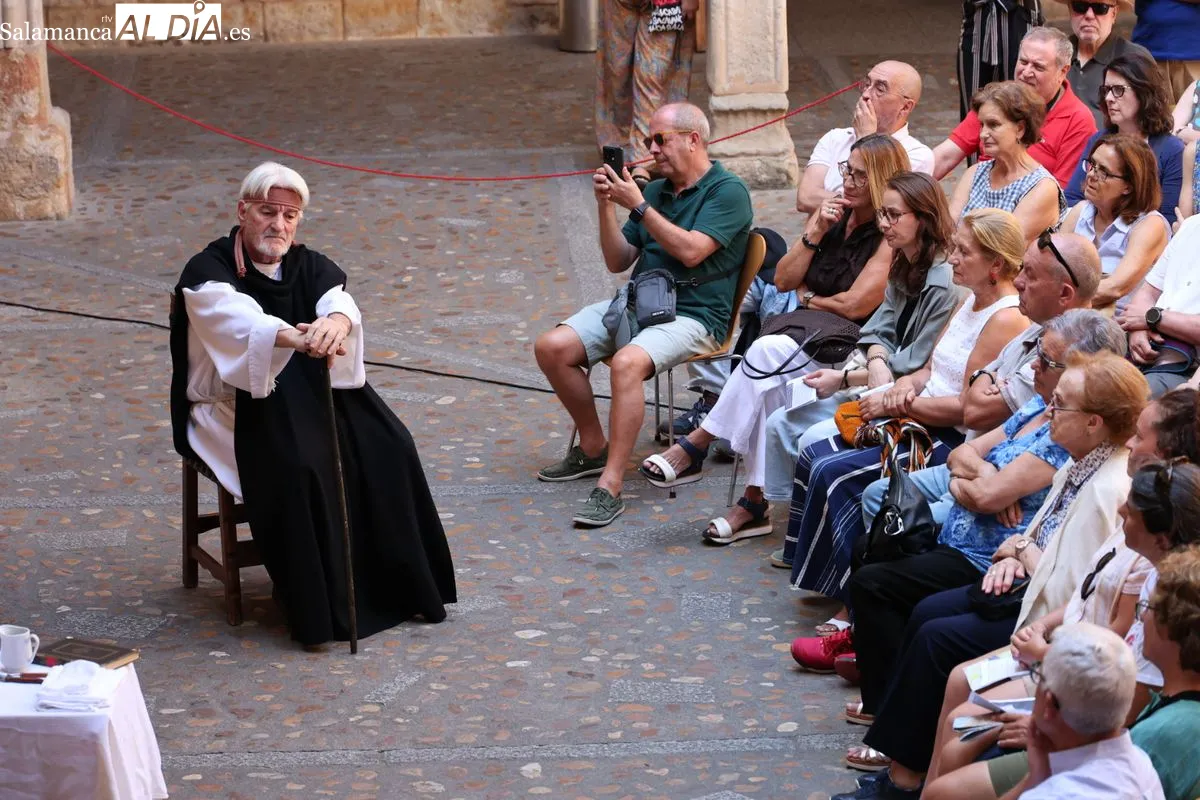El legado humanista de Francisco de Vitoria revive con Etón Teatro en el patio de las Conchas. Foto de David Sañudo