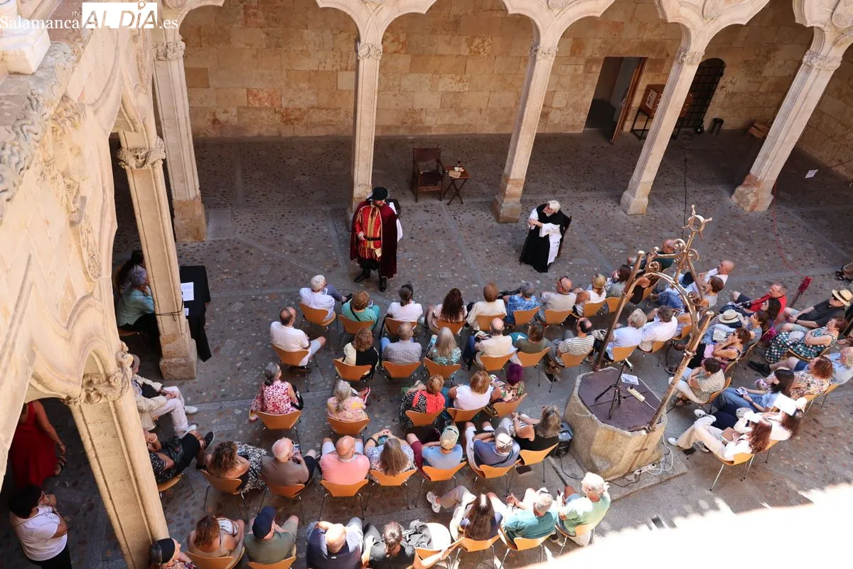 El legado humanista de Francisco de Vitoria revive con Etón Teatro en el patio de las Conchas. Foto de David Sañudo