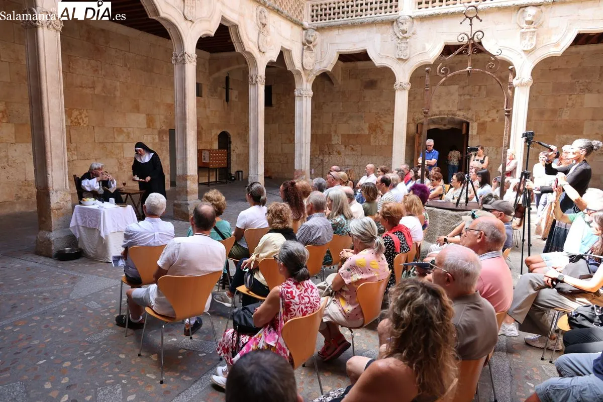 El legado humanista de Francisco de Vitoria revive con Etón Teatro en el patio de las Conchas. Foto de David Sañudo