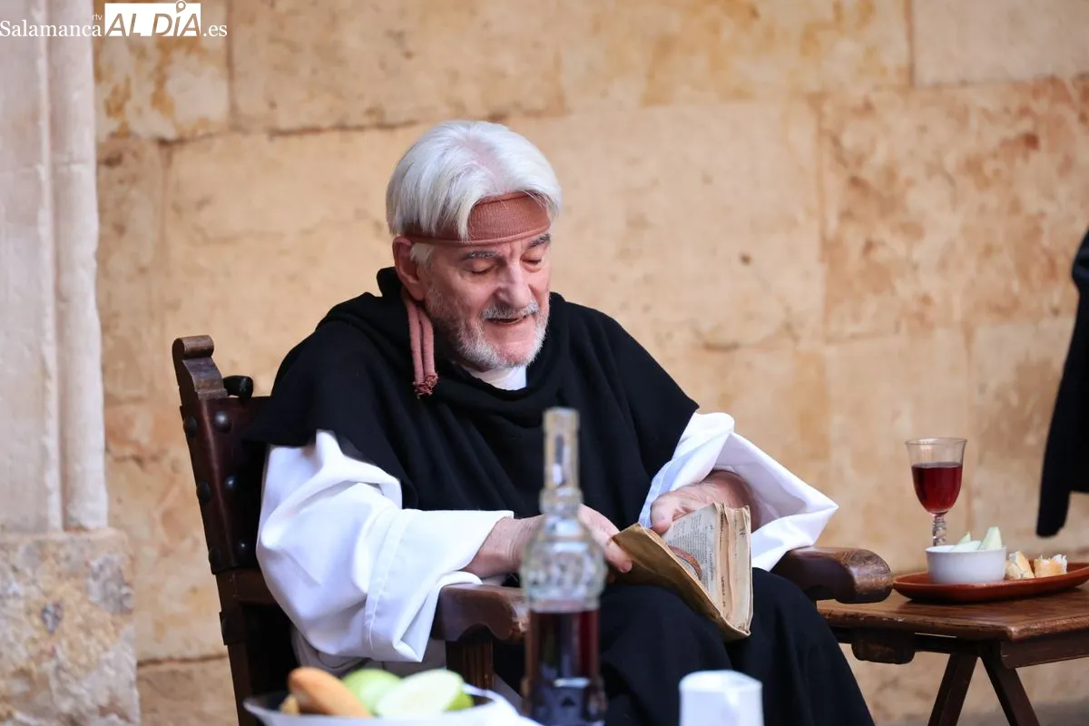 El legado humanista de Francisco de Vitoria revive con Etón Teatro en el patio de las Conchas. Foto de David Sañudo