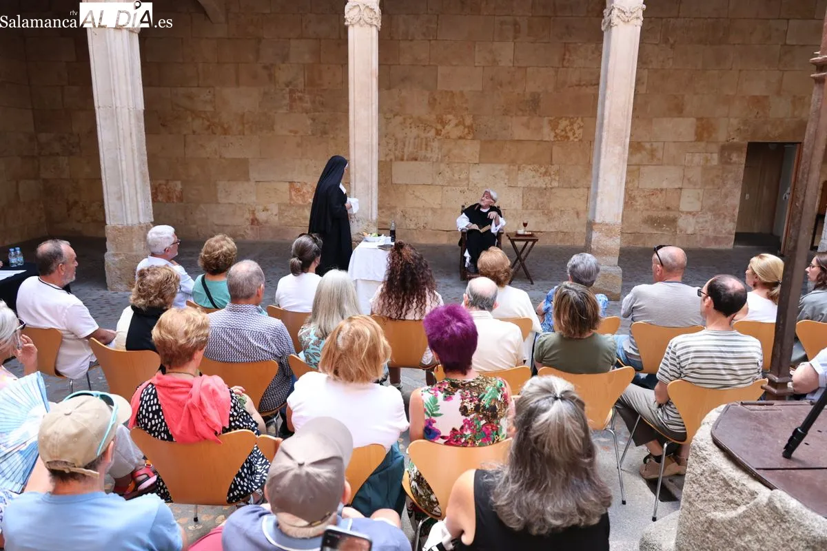 El legado humanista de Francisco de Vitoria revive con Etón Teatro en el patio de las Conchas. Foto de David Sañudo
