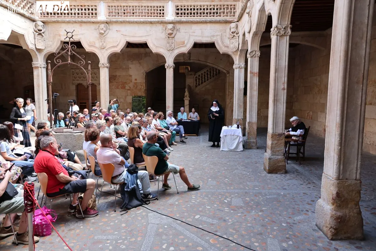 El legado humanista de Francisco de Vitoria revive con Etón Teatro en el patio de las Conchas. Foto de David Sañudo