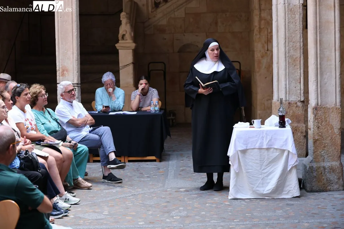 El legado humanista de Francisco de Vitoria revive con Etón Teatro en el patio de las Conchas. Foto de David Sañudo