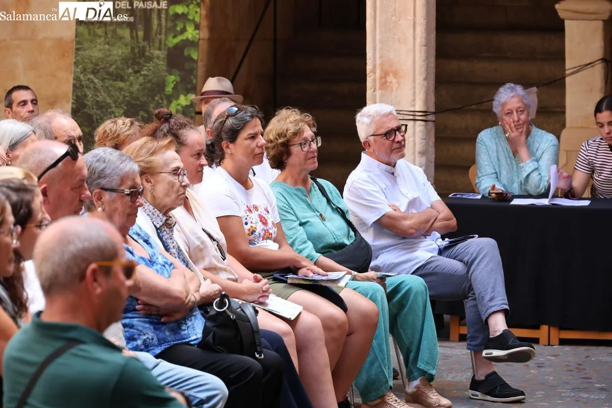 El legado humanista de Francisco de Vitoria revive con Etón Teatro en el patio de las Conchas. Foto de David Sañudo