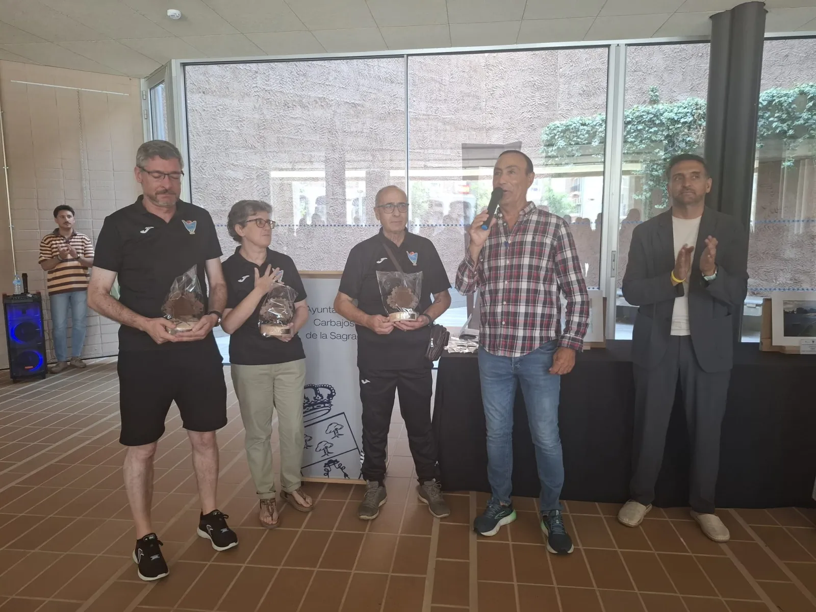 Foto 2 - Carbajosa arranca las fiestas con un homenaje al deporte y el tradicional chupinazo