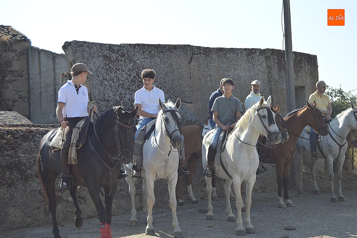 Foto 6 - Fuenteguinaldo se llena de tradici&oacute;n con la celebraci&oacute;n de su VIII Feria de San Bartolom&eacute;