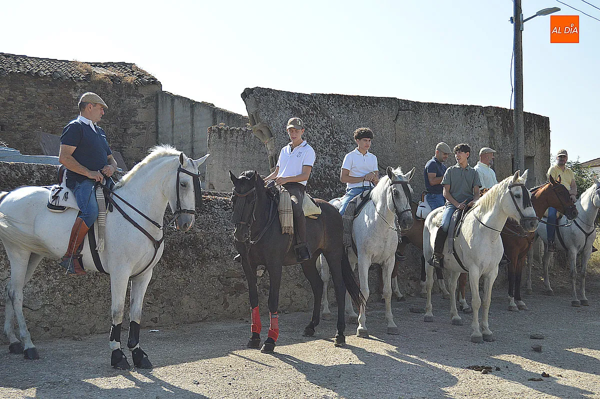 Foto 9 - Fuenteguinaldo se llena de tradici&oacute;n con la celebraci&oacute;n de su VIII Feria de San Bartolom&eacute;