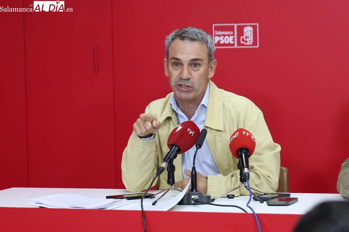 El portavoz socialista en la Diputación, Fernando Rubio, y el procurador en las Cortes de Castilla y León, Miguel Ángel Luengo, en la rueda de prensa de este viernes. Foto de David Sañudo