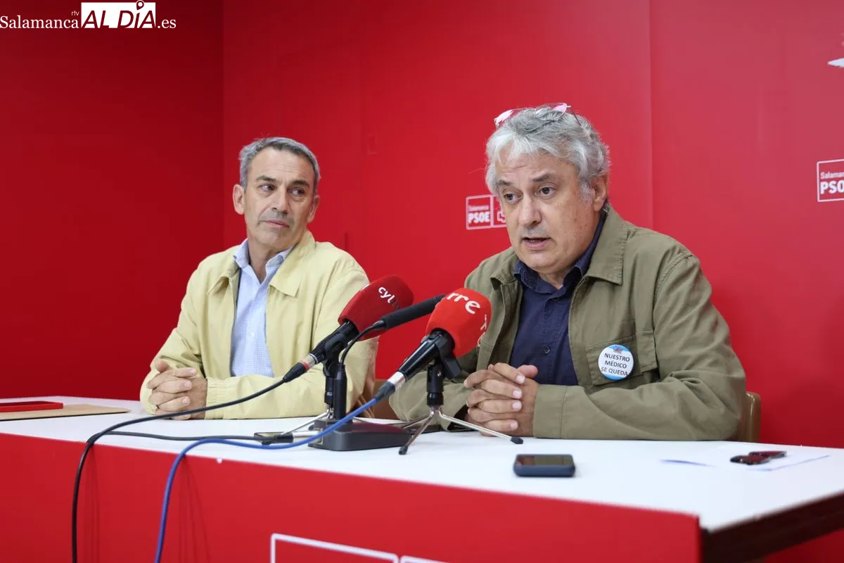 El portavoz socialista en la Diputación, Fernando Rubio, y el procurador en las Cortes de Castilla y León, Miguel Ángel Luengo, en la rueda de prensa de este viernes. Foto de David Sañudo