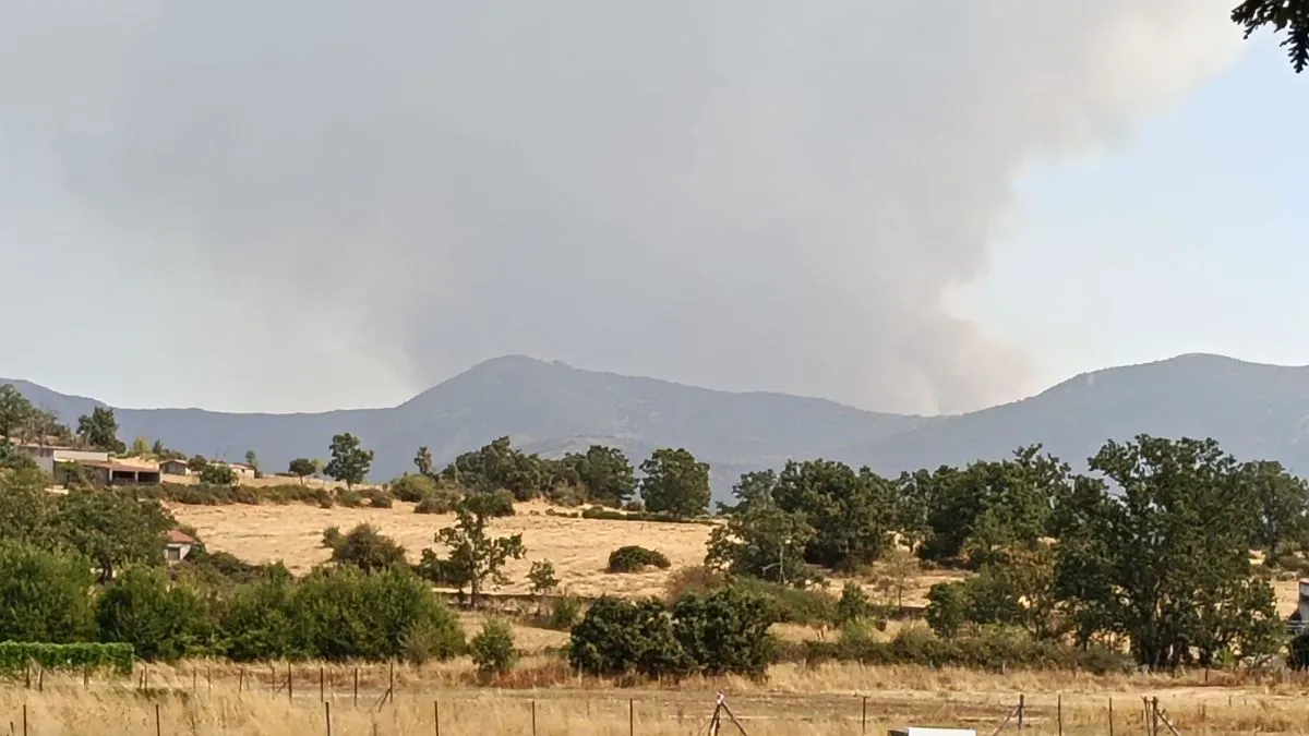 Así se ve desde Agallas el incendio en Las Hurdes