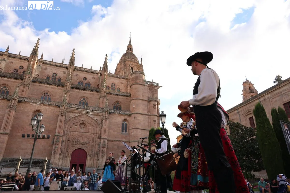 La plaza de Anaya se rinde a los sones y bailes tradicionales del folclore charro | Fotos: David Sañudo