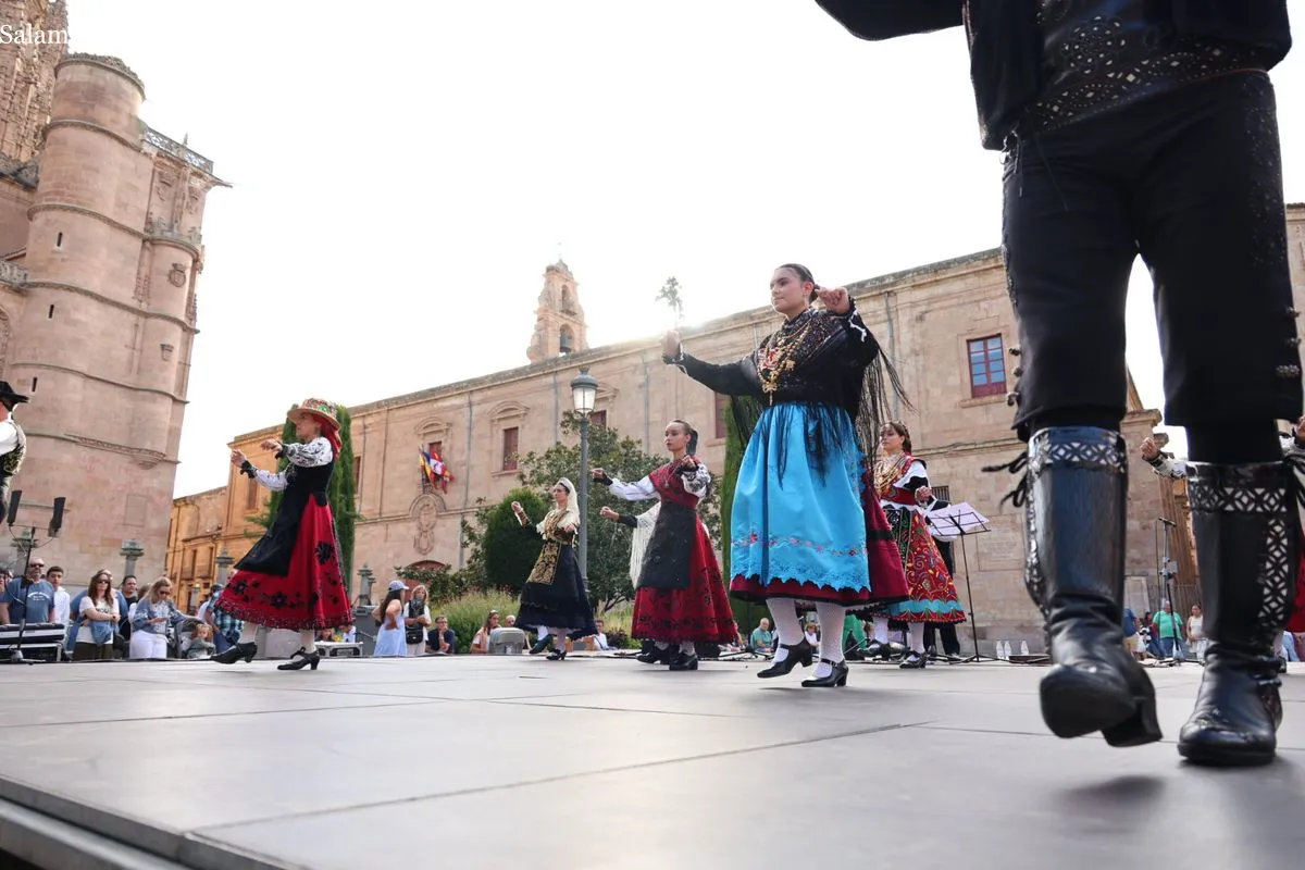 La plaza de Anaya se rinde a los sones y bailes tradicionales del folclore charro | Fotos: David Sañudo