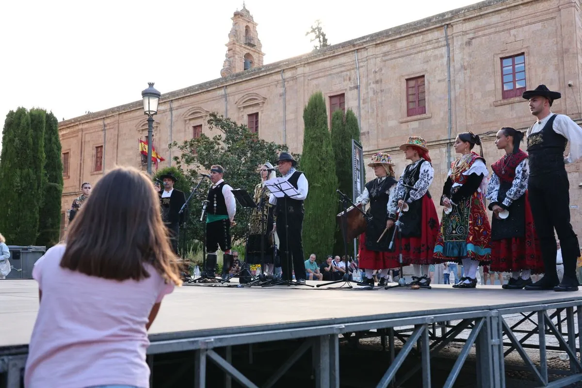 La plaza de Anaya se rinde a los sones y bailes tradicionales del folclore charro | Fotos: David Sañudo