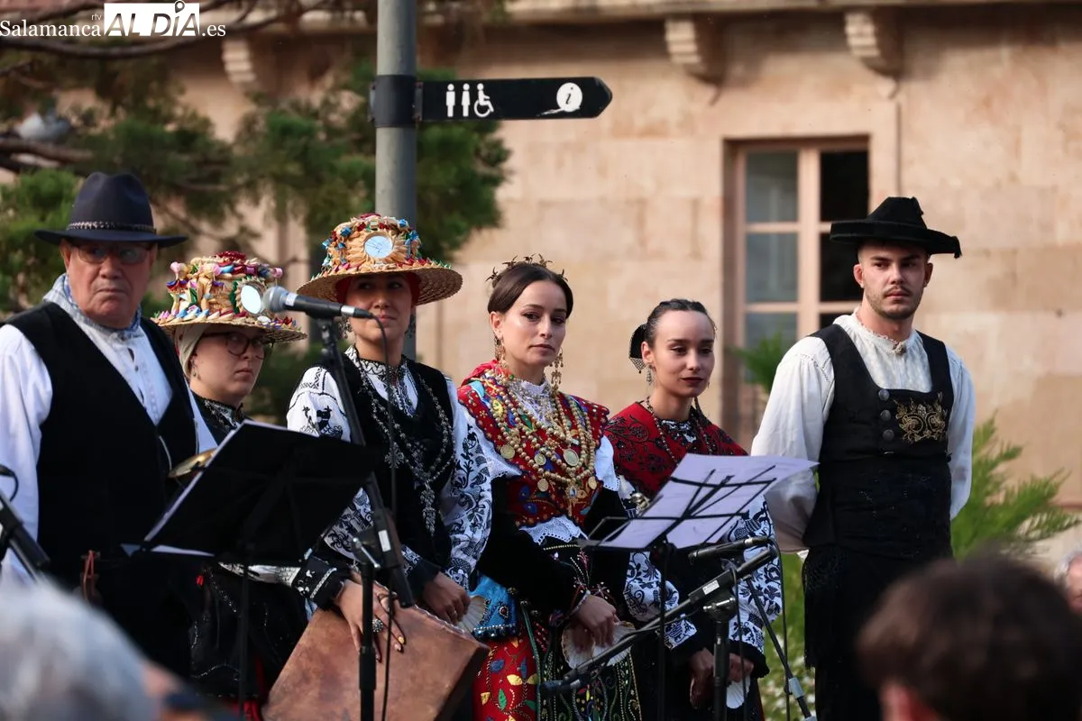 La plaza de Anaya se rinde a los sones y bailes tradicionales del folclore charro | Fotos: David Sañudo