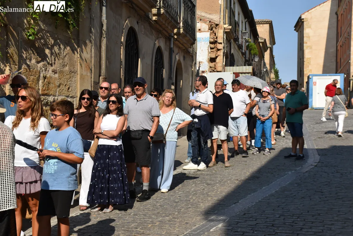 Furor en Salamanca por el eclipse, largas colas para conseguir gafas gratuitas de protección. Fotos: Miguel González
  