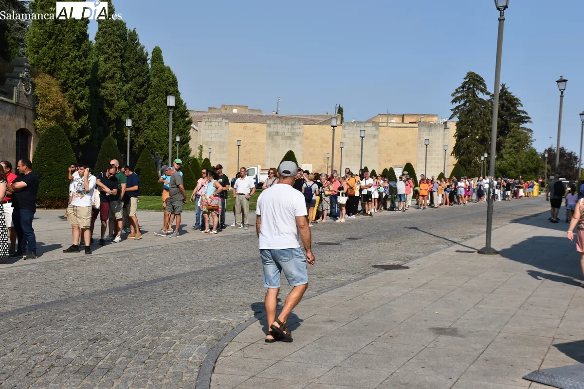 Furor en Salamanca por el eclipse, largas colas para conseguir gafas gratuitas de protección. Fotos: Miguel González
  