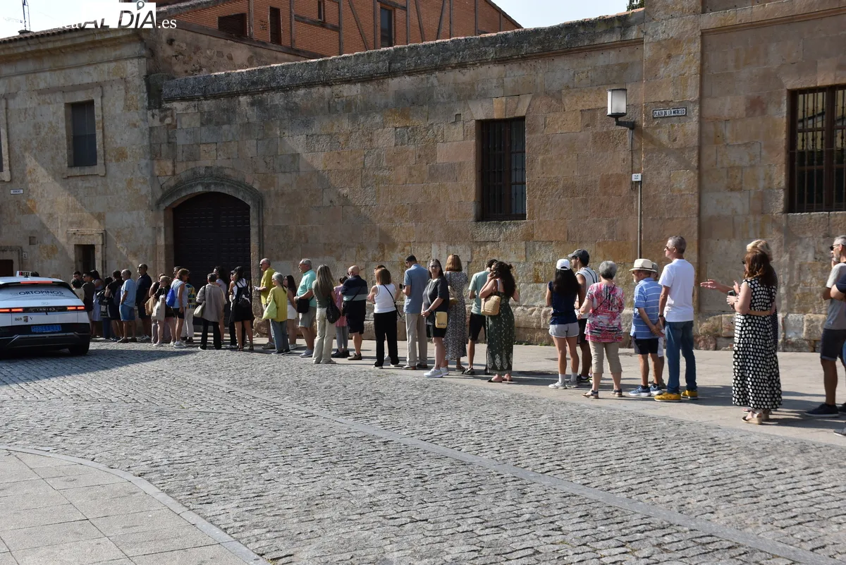 Furor en Salamanca por el eclipse, largas colas para conseguir gafas gratuitas de protección. Fotos: Miguel González
  