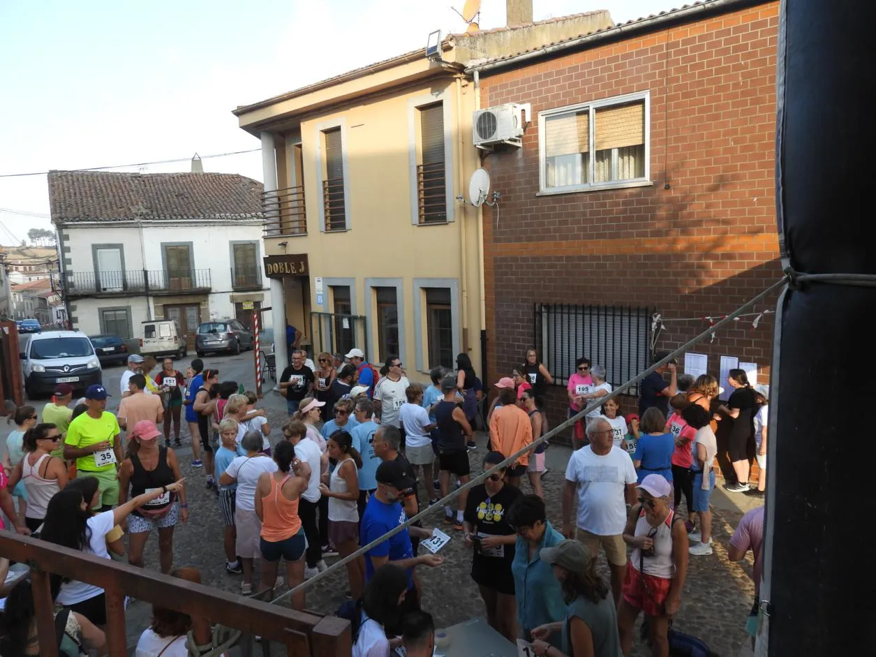 Foto 2 - Fuenteguinaldo se vuelca con su primera carrera solidaria de verano y su tejido asociativo