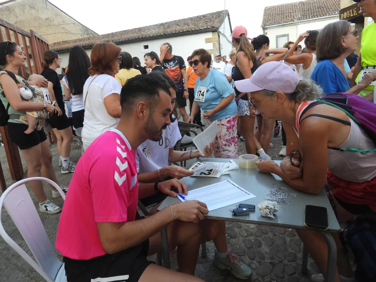 Foto 3 - Fuenteguinaldo se vuelca con su primera carrera solidaria de verano y su tejido asociativo