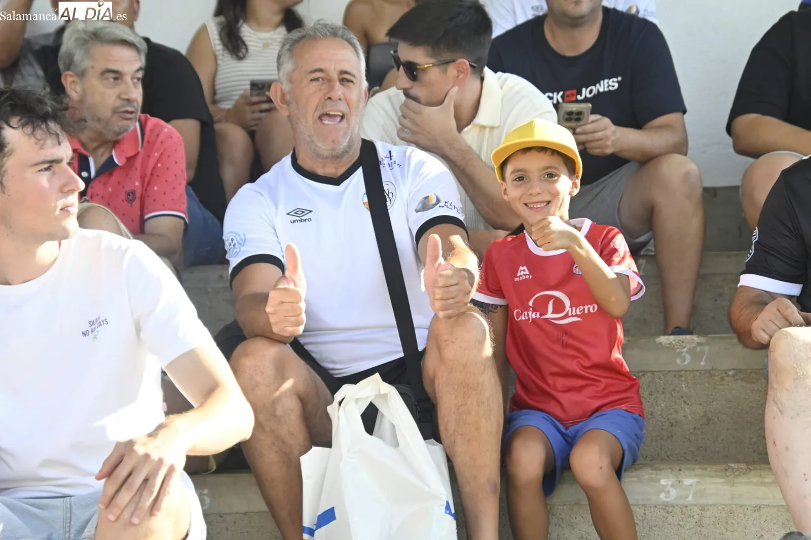 Foto 3 - FOTOS | Buen ambiente en el Francisco Mateos para el Ciudad Rodrigo - Salamanca UDS... con un ojo puesto en el eclipse