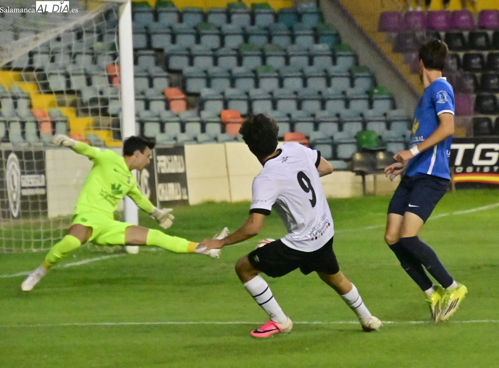 Foto 16 - FOTOS | El Salamanca UDS logra su primera victoria de la pretemporada ante el Santa Marta (3-1)