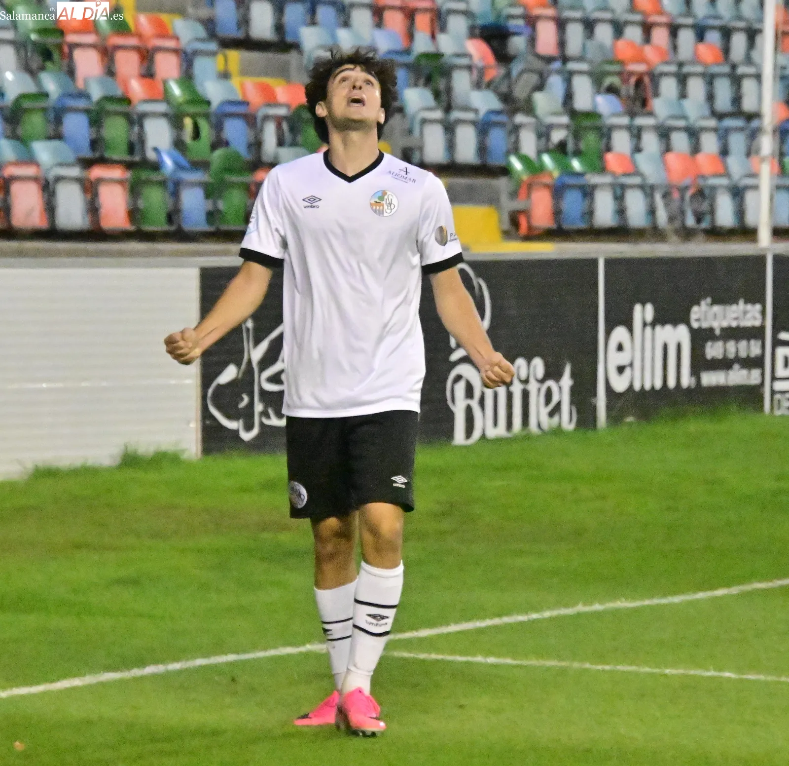 Foto 15 - FOTOS | El Salamanca UDS logra su primera victoria de la pretemporada ante el Santa Marta (3-1)