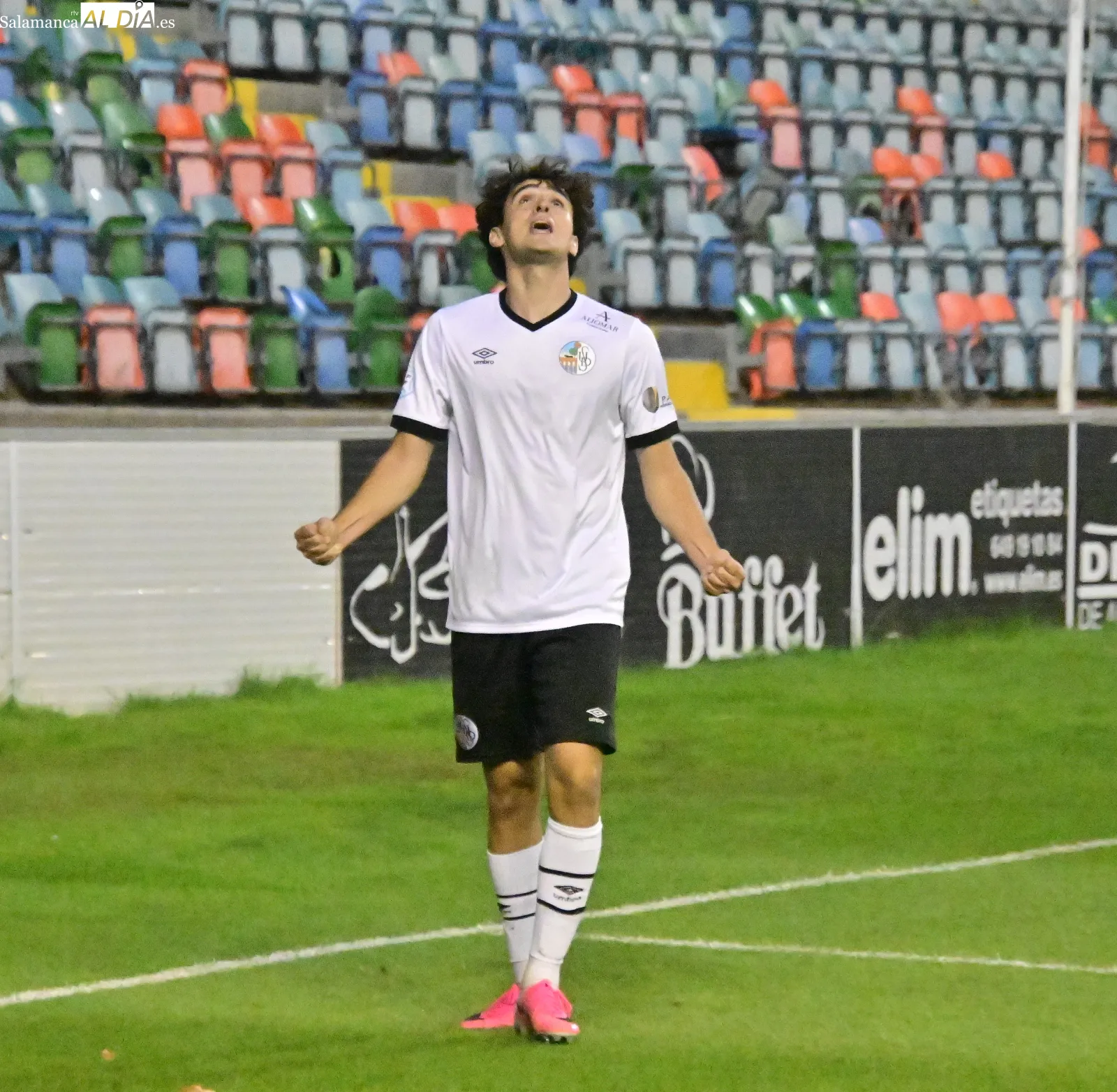 Foto 18 - FOTOS | El Salamanca UDS logra su primera victoria de la pretemporada ante el Santa Marta (3-1)
