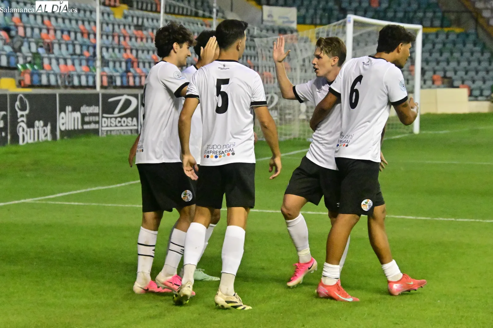 Foto 12 - FOTOS | El Salamanca UDS logra su primera victoria de la pretemporada ante el Santa Marta (3-1)