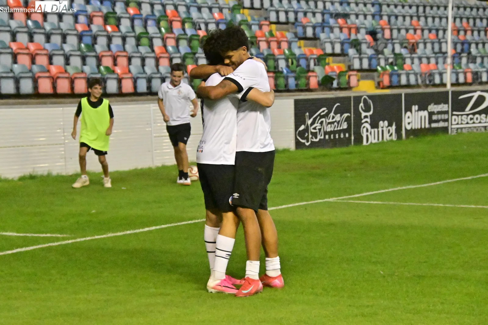 Foto 13 - FOTOS | El Salamanca UDS logra su primera victoria de la pretemporada ante el Santa Marta (3-1)
