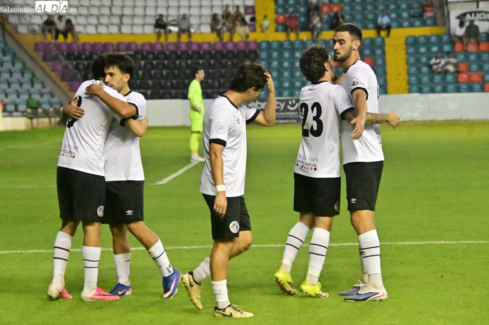 Foto 14 - FOTOS | El Salamanca UDS logra su primera victoria de la pretemporada ante el Santa Marta (3-1)
