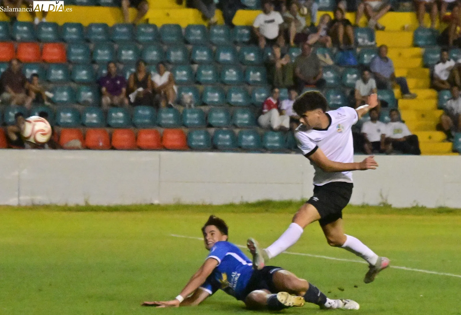 Foto 10 - FOTOS | El Salamanca UDS logra su primera victoria de la pretemporada ante el Santa Marta (3-1)